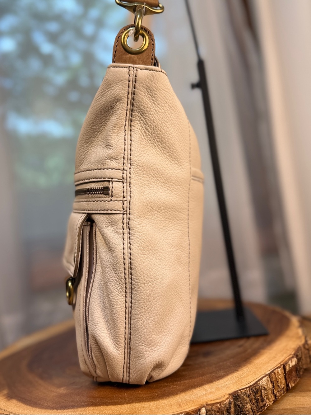 Fossil Morgan Traveler Leather Crossbody Bag Bone Ivory Brass Key Fob NWOT - Picture 3 of 13